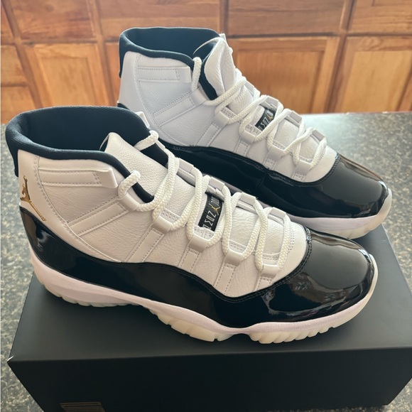 AIR JORDAN 11 RETRO \'GRATITUDE / DEFINING MOMENTS\' SIZE 10.5 NWT